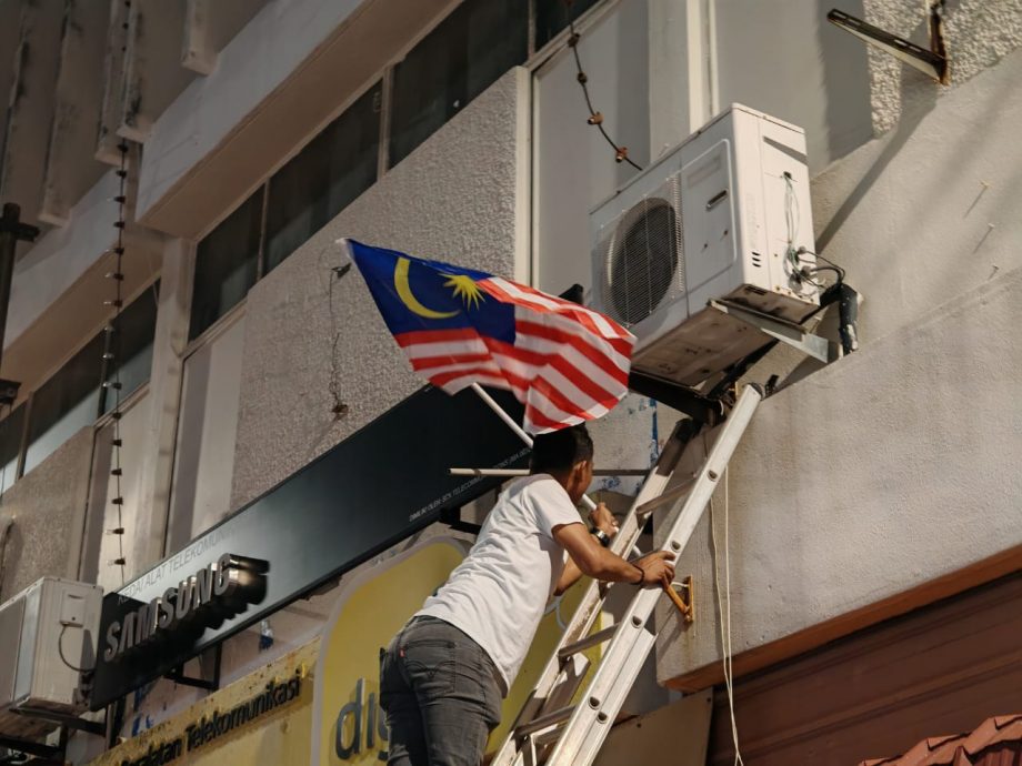 （古城第六版主文）林朝雁带队到武牙拉也一带张挂300国旗，谴责煽动及捞取政治成本人士