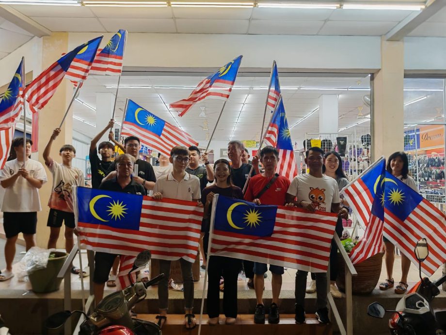 （古城第六版主文）林朝雁带队到武牙拉也一带张挂300国旗，谴责煽动及捞取政治成本人士