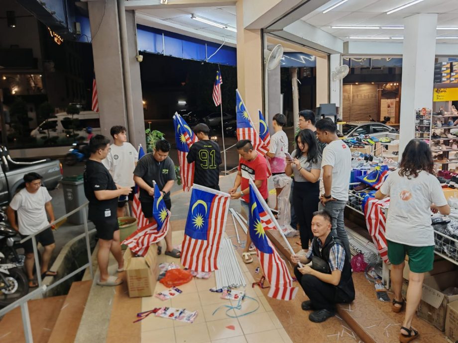 （古城第六版主文）林朝雁带队到武牙拉也一带张挂300国旗，谴责煽动及捞取政治成本人士