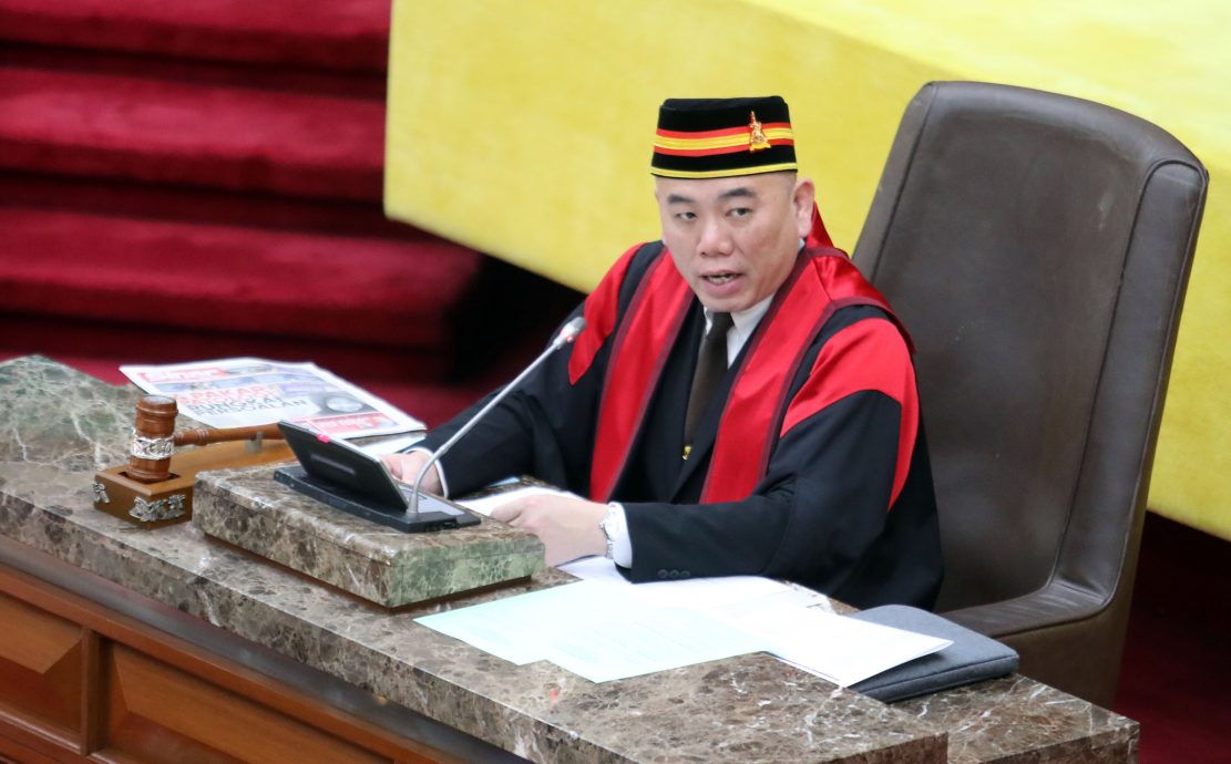 (可做版头)大都会/56名女性化身为“州议员”