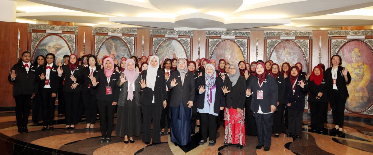 (可做版头)大都会/56名女性化身为“州议员”