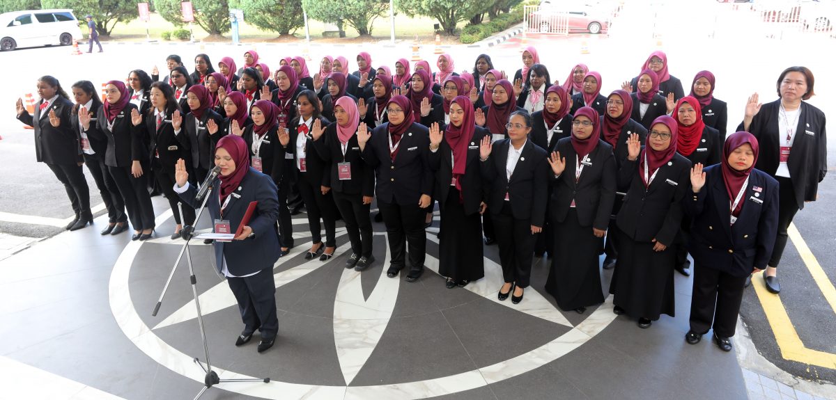 (可做版头)大都会/56名女性化身为“州议员”