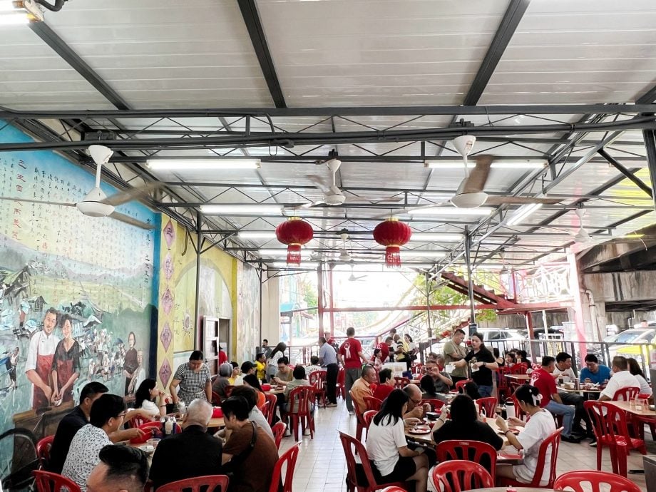 （后面头）大都会/（主文）《逗阵来吃肉骨茶》慈善义卖会