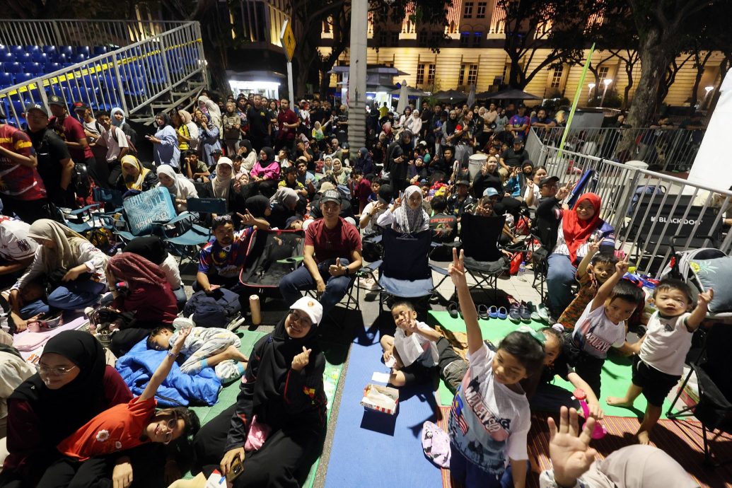 （图与文）布城国庆庆典万人沸腾  民众彻夜守候迎盛典