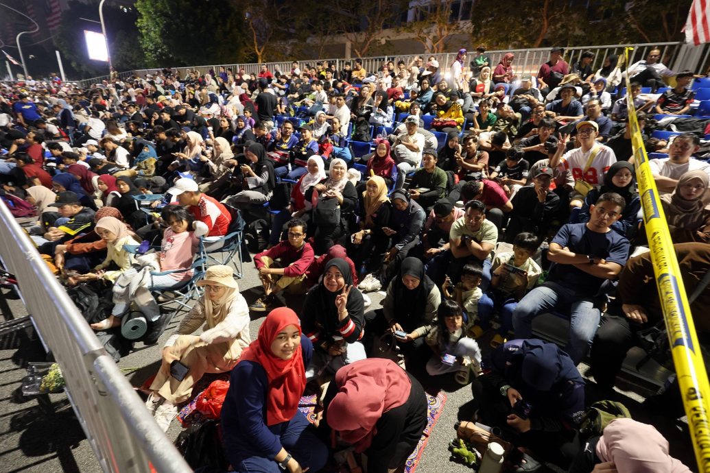 （图与文）布城国庆庆典万人沸腾  民众彻夜守候迎盛典