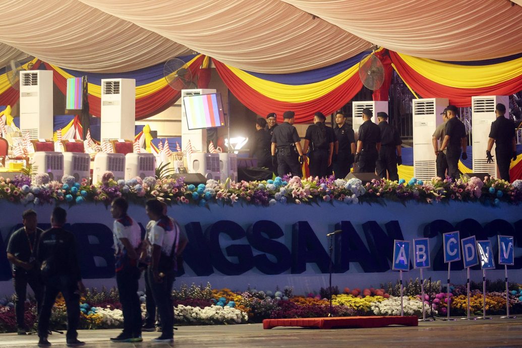 （图与文）布城国庆庆典万人沸腾  民众彻夜守候迎盛典