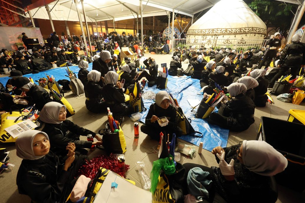 （图与文）布城国庆庆典万人沸腾  民众彻夜守候迎盛典