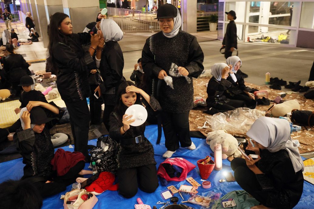 （图与文）布城国庆庆典万人沸腾  民众彻夜守候迎盛典