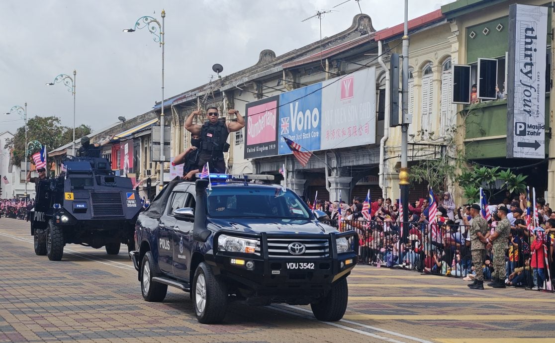 （大北马）4名海军特种部队跳伞；吉玻江夏堂踩高跷队伍首游行。