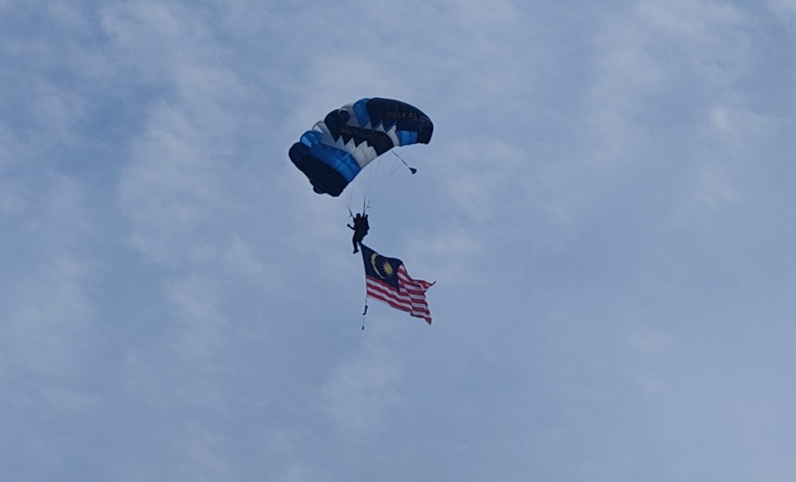 （大北马）4名海军特种部队跳伞；吉玻江夏堂踩高跷队伍首游行。