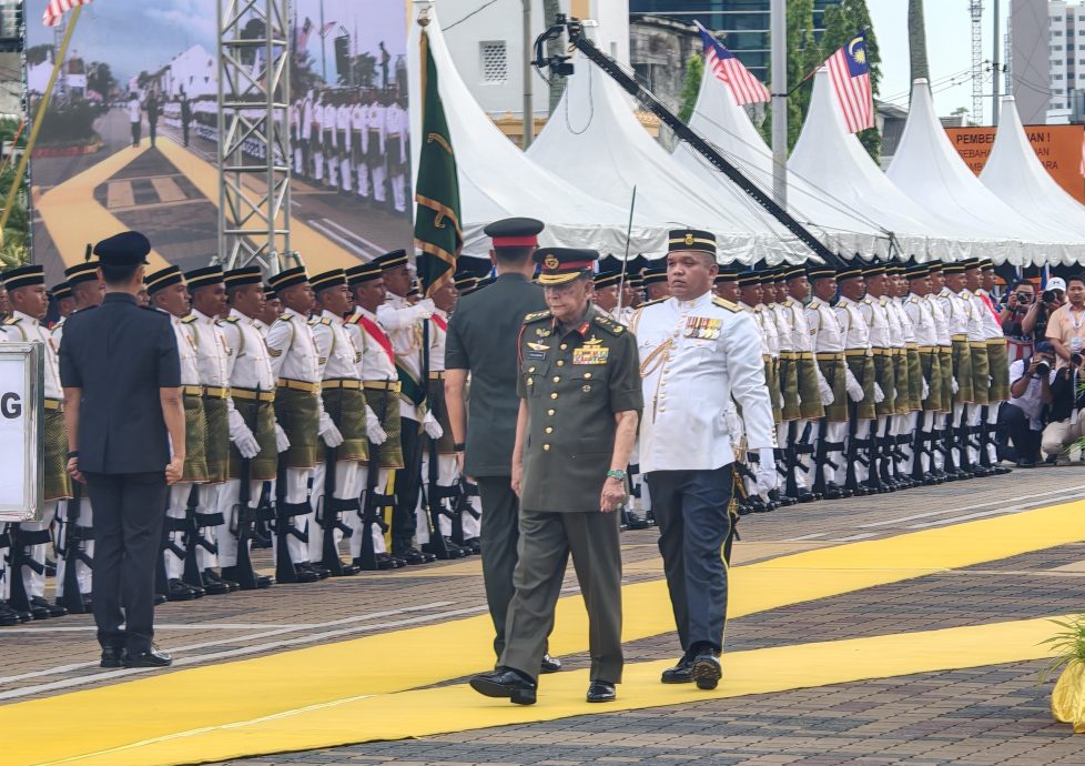 （大北马）4名海军特种部队跳伞；吉玻江夏堂踩高跷队伍首游行。
