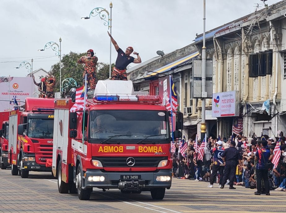 （大北马）4名海军特种部队跳伞；吉玻江夏堂踩高跷队伍首游行。