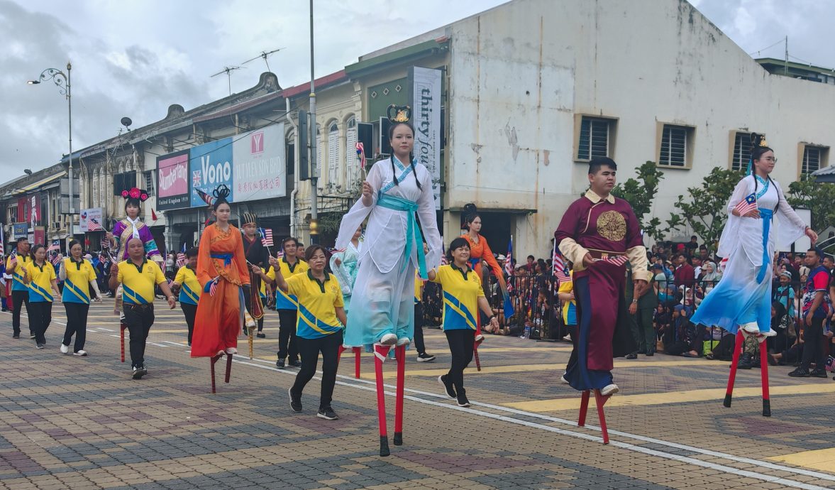 （大北马）4名海军特种部队跳伞；吉玻江夏堂踩高跷队伍首游行。
