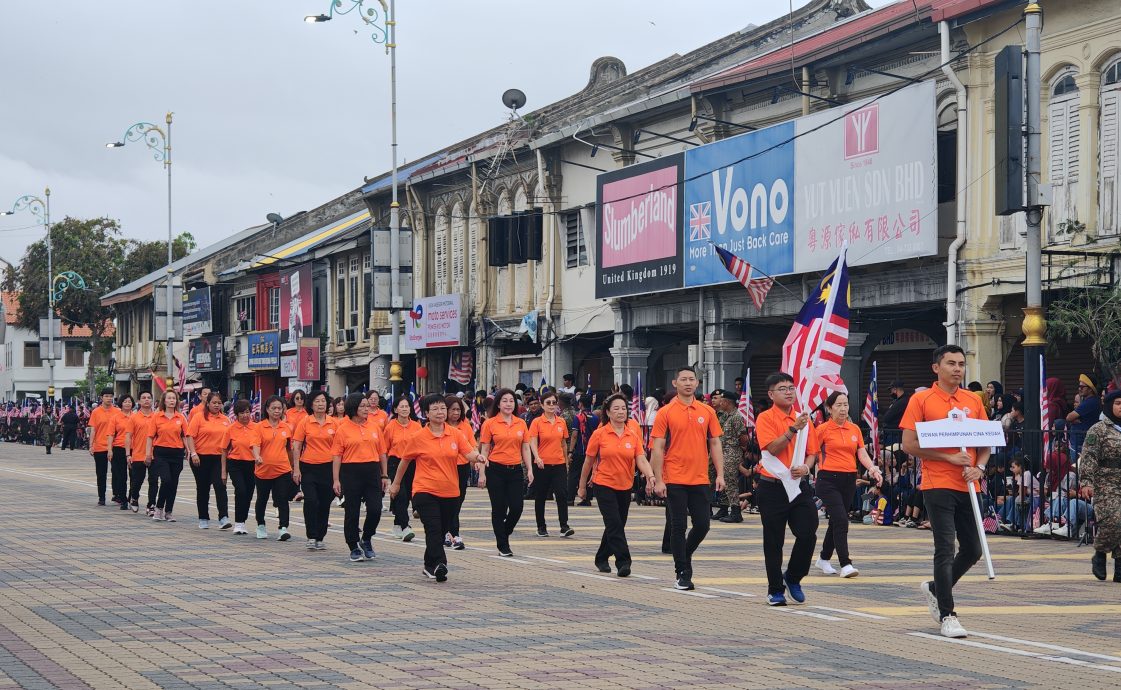 （大北马）4名海军特种部队跳伞；吉玻江夏堂踩高跷队伍首游行。