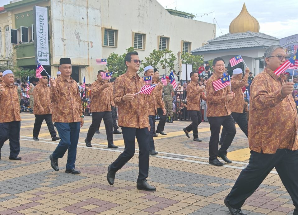 （大北马）4名海军特种部队跳伞；吉玻江夏堂踩高跷队伍首游行。