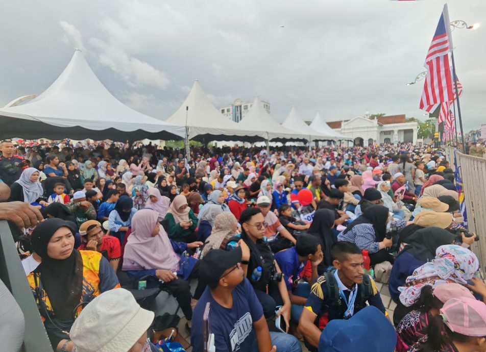 （大北马）4名海军特种部队跳伞；吉玻江夏堂踩高跷队伍首游行。