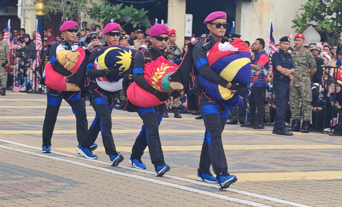 （大北马）4名海军特种部队跳伞；吉玻江夏堂踩高跷队伍首游行。
