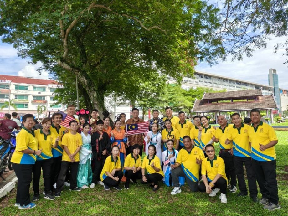 （大北马）4名海军特种部队跳伞；吉玻江夏堂踩高跷队伍首游行。
