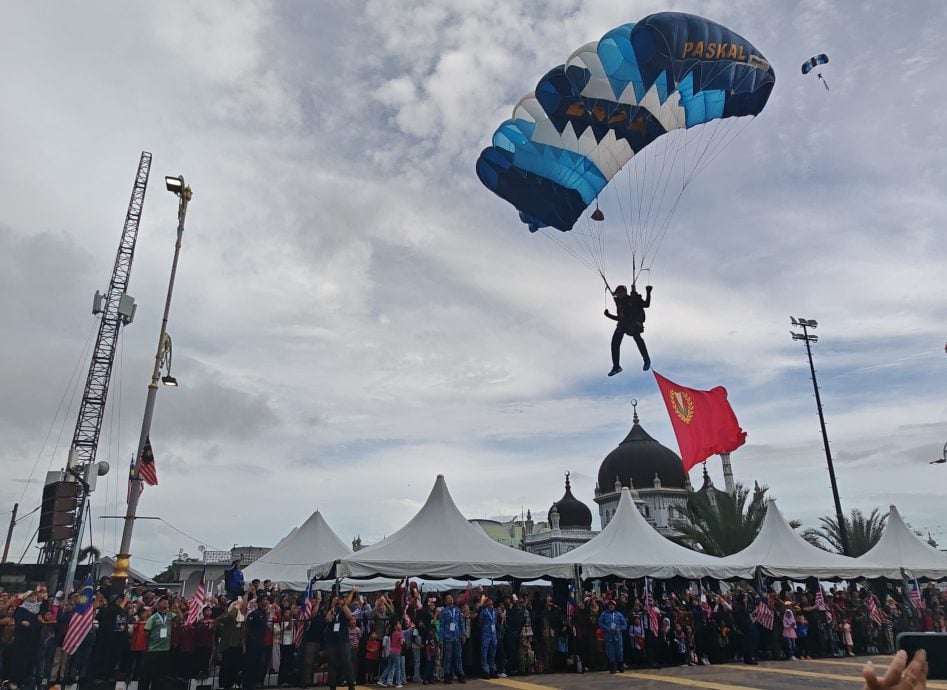 （大北马）4名海军特种部队跳伞；吉玻江夏堂踩高跷队伍首游行。