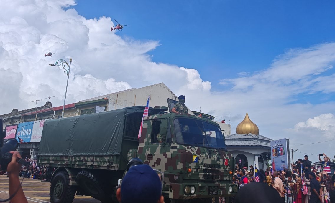 （大北马）4名海军特种部队跳伞；吉玻江夏堂踩高跷队伍首游行。