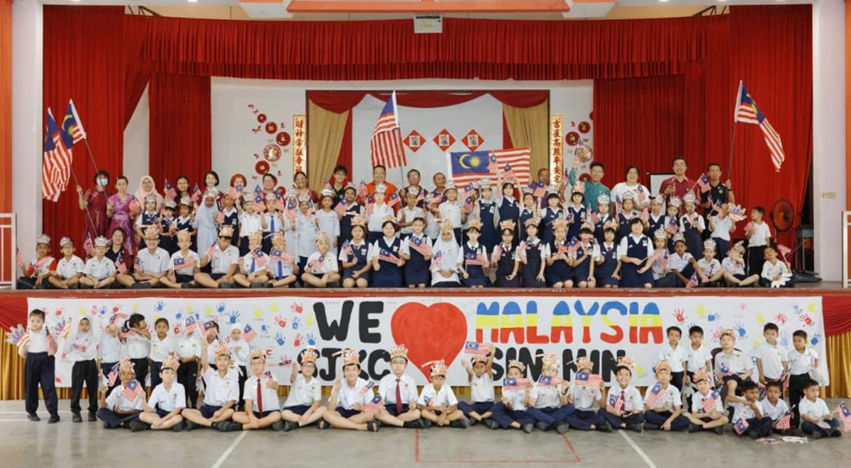 （大北马）三巴央新民华小迎国庆，制作10公尺横幅给国家献祝福