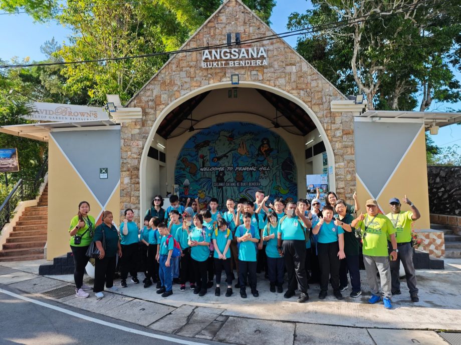 初体验难掩兴奋 特殊儿开心坐升旗山缆车