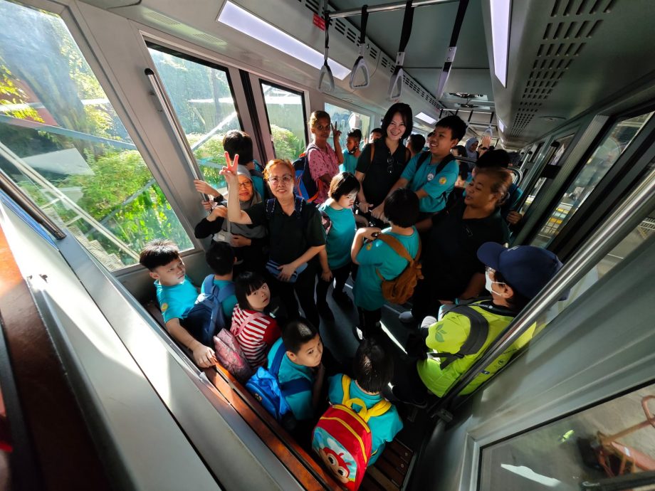 初体验难掩兴奋 特殊儿开心坐升旗山缆车