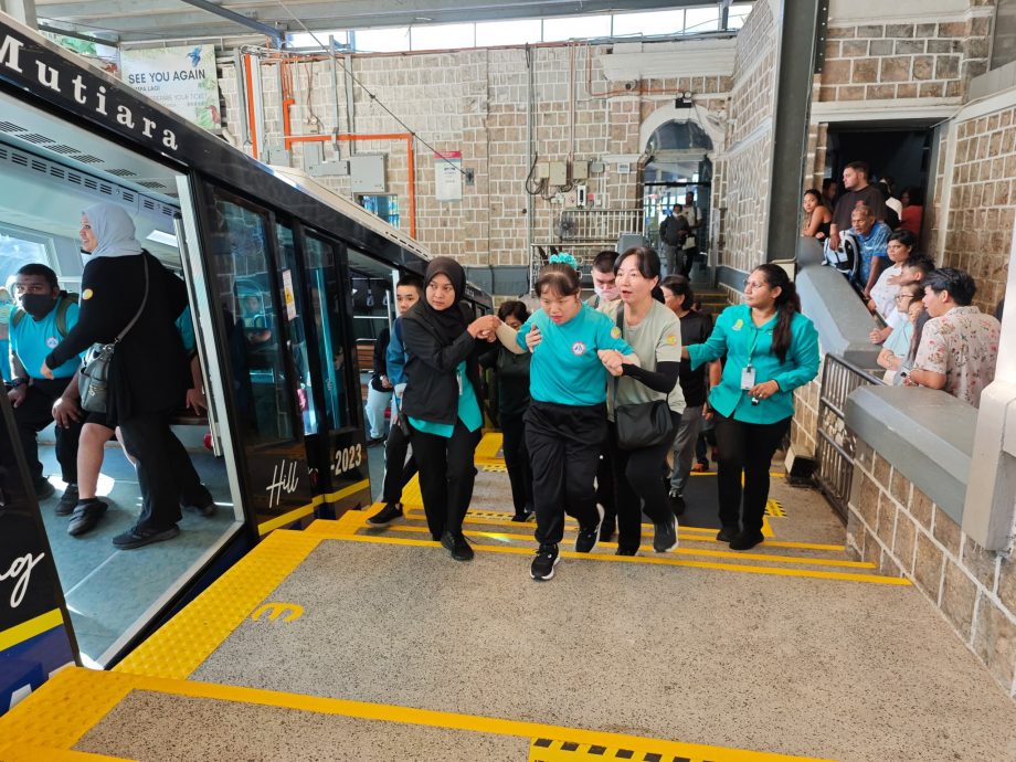 初体验难掩兴奋 特殊儿开心坐升旗山缆车