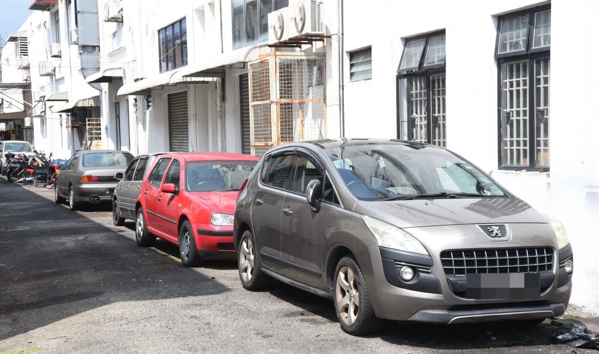 修车厂占用公共空间   市厅充公2车8摩托