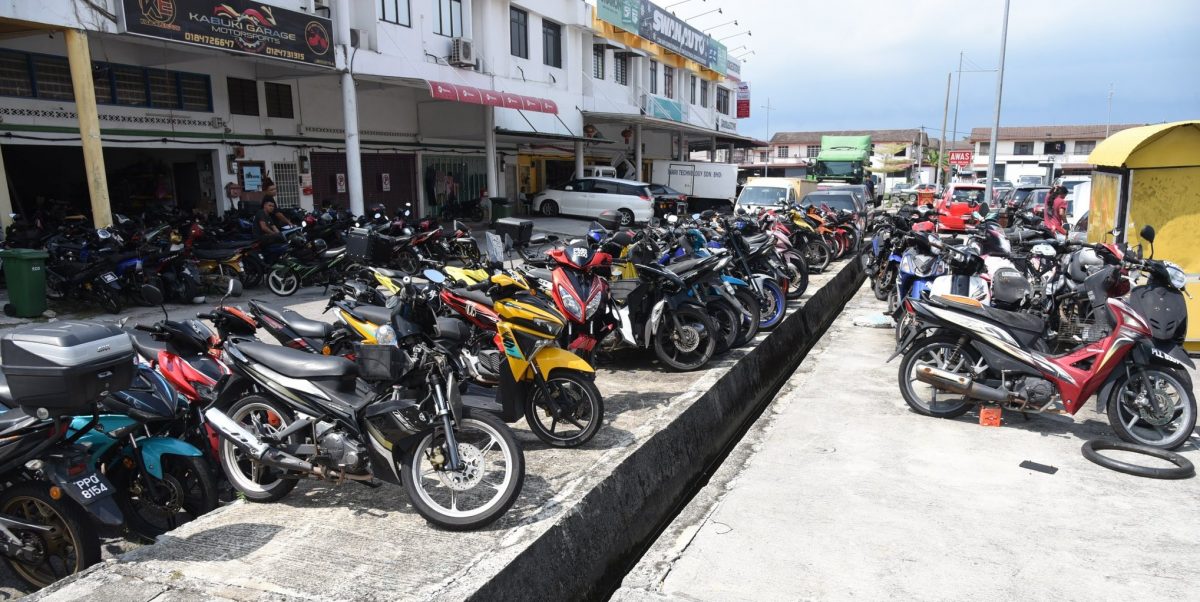 修车厂占用公共空间   市厅充公2车8摩托