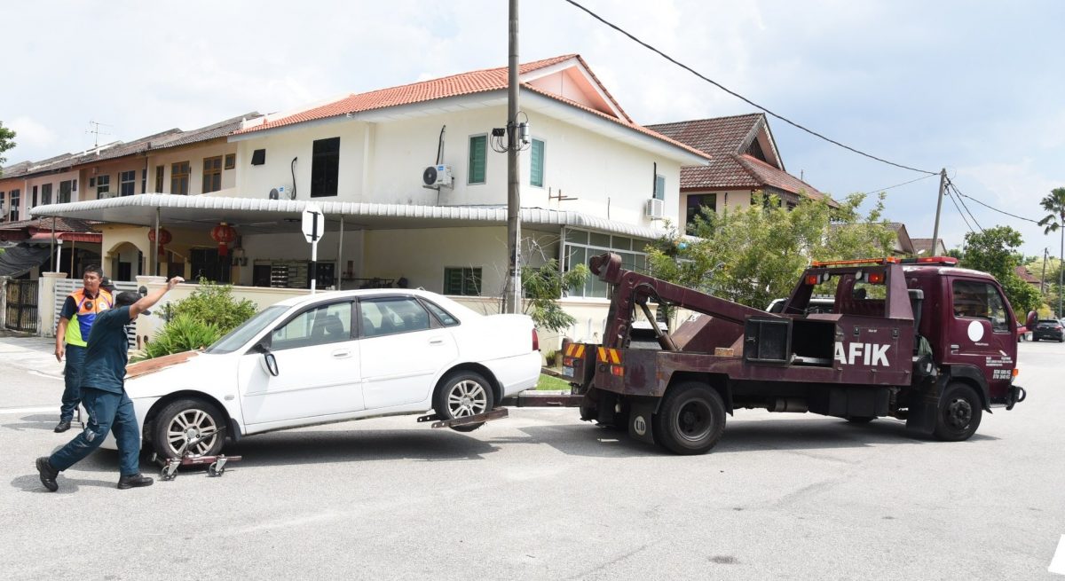 修车厂占用公共空间   市厅充公2车8摩托