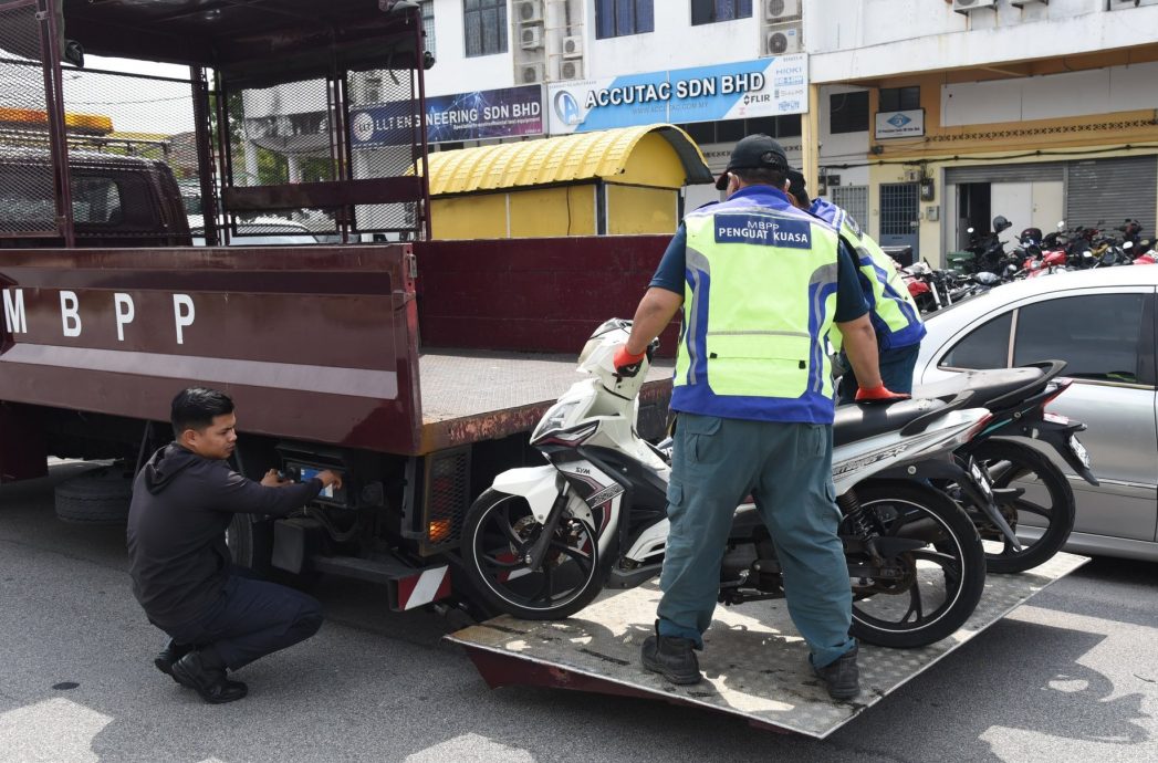 修车厂占用公共空间   市厅充公2车8摩托