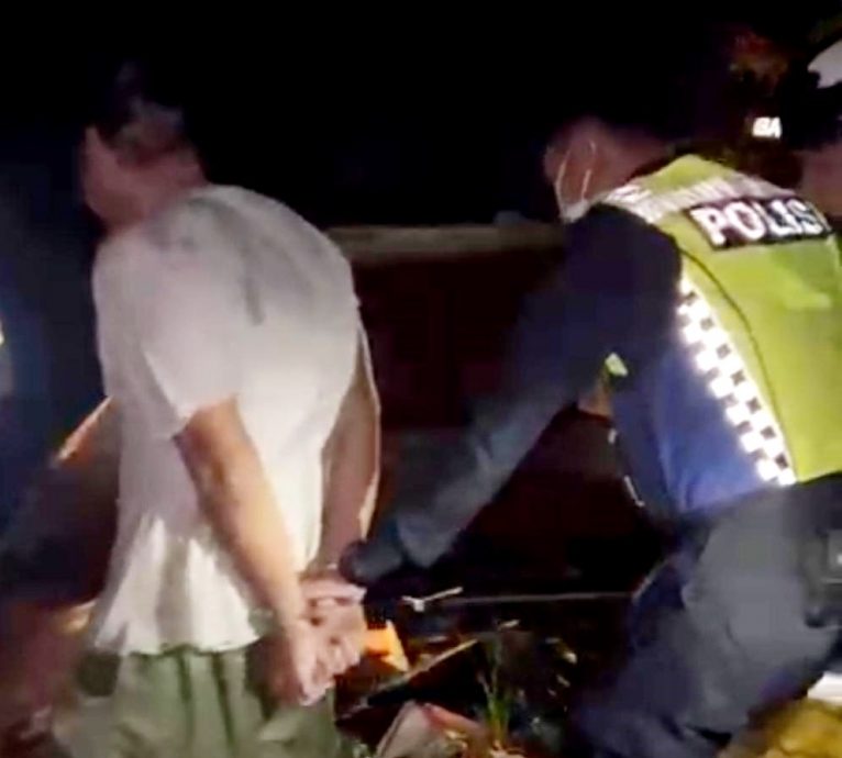 （大北马）兄长大义灭亲报警 弟弟涉嫌纵火烧毁两屋受查