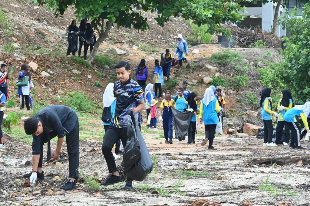 近万师生参与“世界清洁日”  45分钟捡2911公斤垃圾