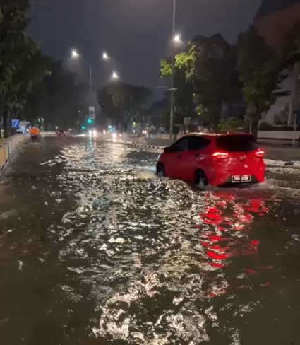 （大北马）凌晨豪雨西南区路积水3毫米，大塞车20分钟路程变2小时