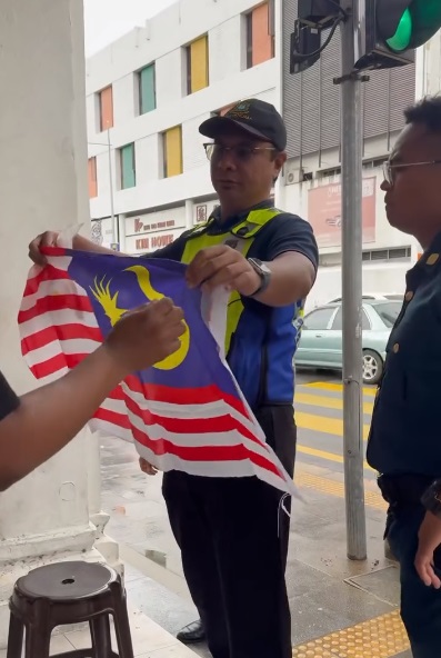 (大北马)助换损坏国旗调整被吹翻国旗,市政厅“我的国家”行动获好评