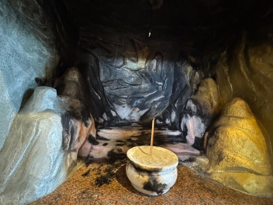 （大北马）北海新芭底东海宫凌晨小火灾，烧毁大二爷伯及牛马将军金身。