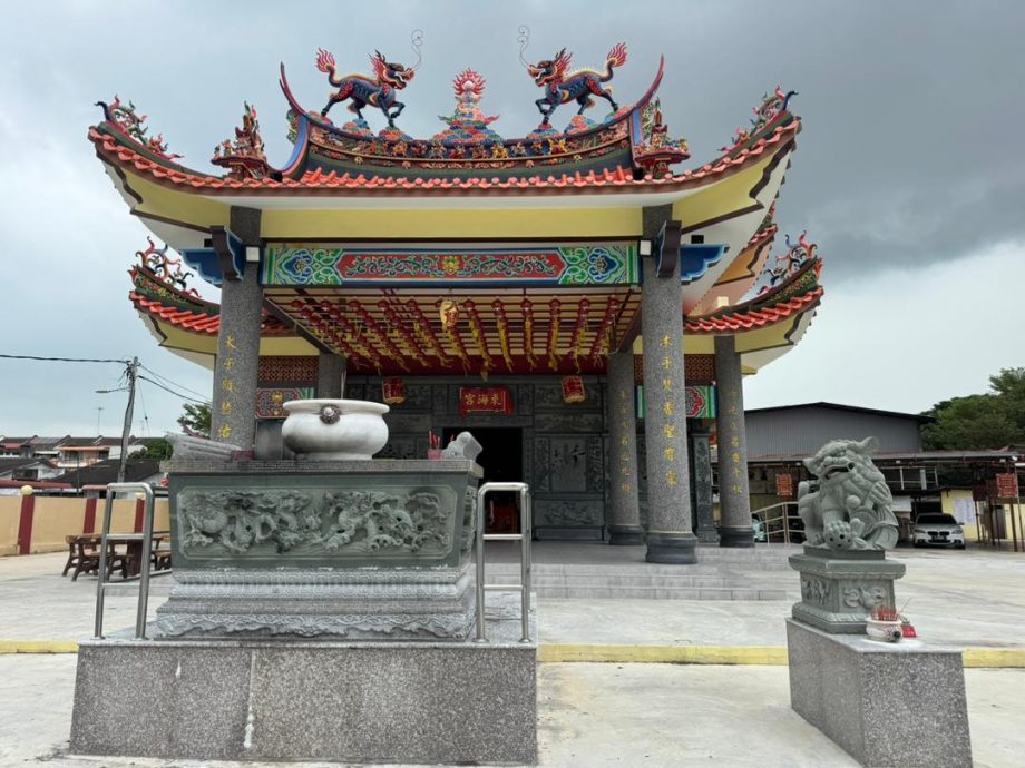 （大北马）北海新芭底东海宫凌晨小火灾，烧毁大二爷伯及牛马将军金身。