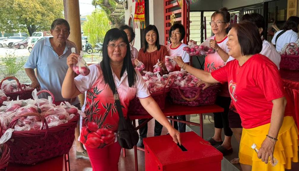 （大北马）北海顶新园阴魂篮啅公庙今日再为“篮啅大”举行小规模红蛋盛会。