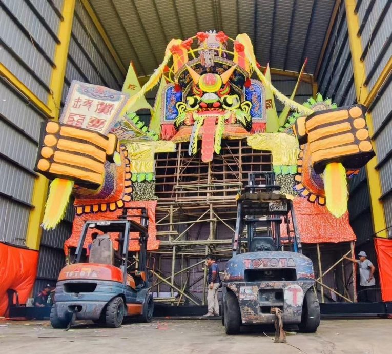 （大北马）吉打默贡斗母宫再创纪录，打造全马最大的50尺高“荧光黑金大士爷”金身。