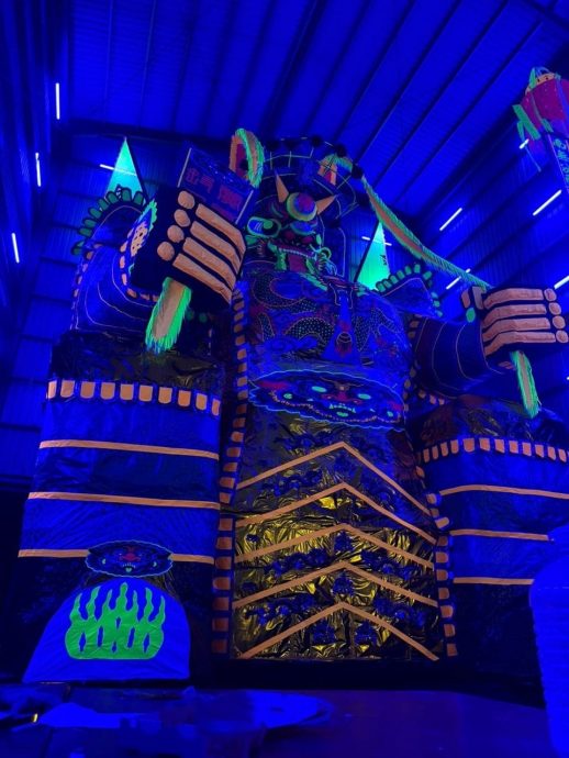 （大北马）吉打默贡斗母宫再创纪录，打造全马最大的50尺高“荧光黑金大士爷”金身。