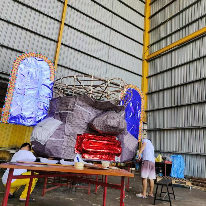 （大北马）吉打默贡斗母宫再创纪录，打造全马最大的50尺高“荧光黑金大士爷”金身。