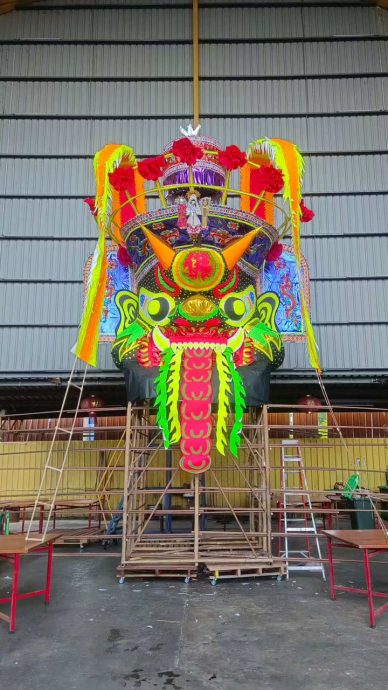 （大北马）吉打默贡斗母宫再创纪录，打造全马最大的50尺高“荧光黑金大士爷”金身。