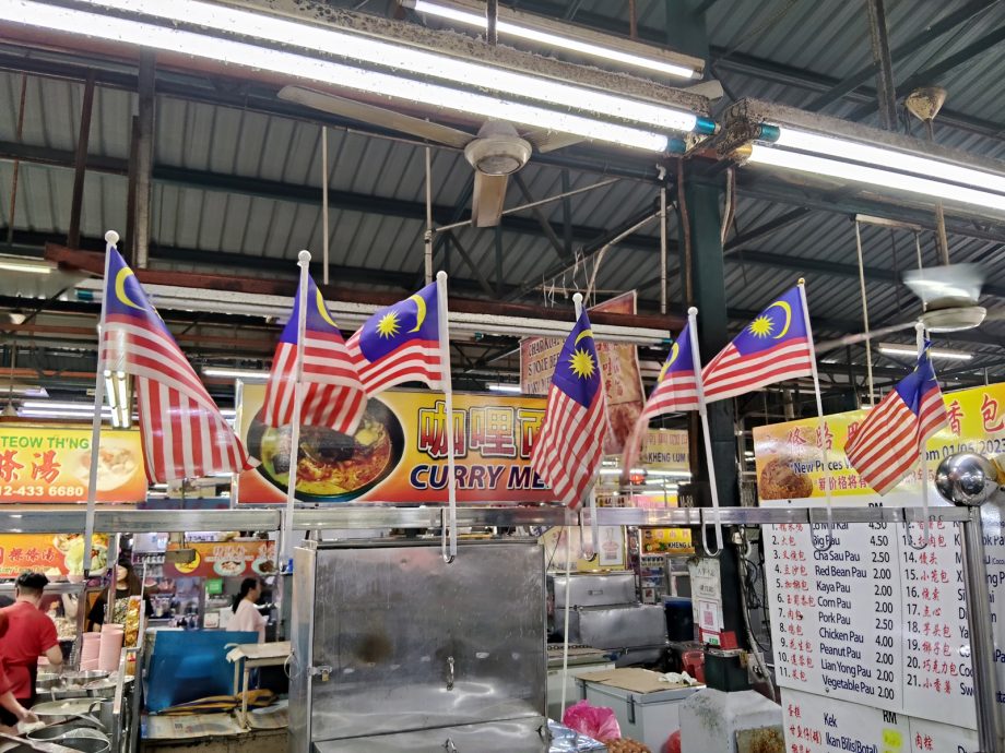 （大北马）国庆日挂国旗 90岁高龄阿嬷：爱国要敢敢表现