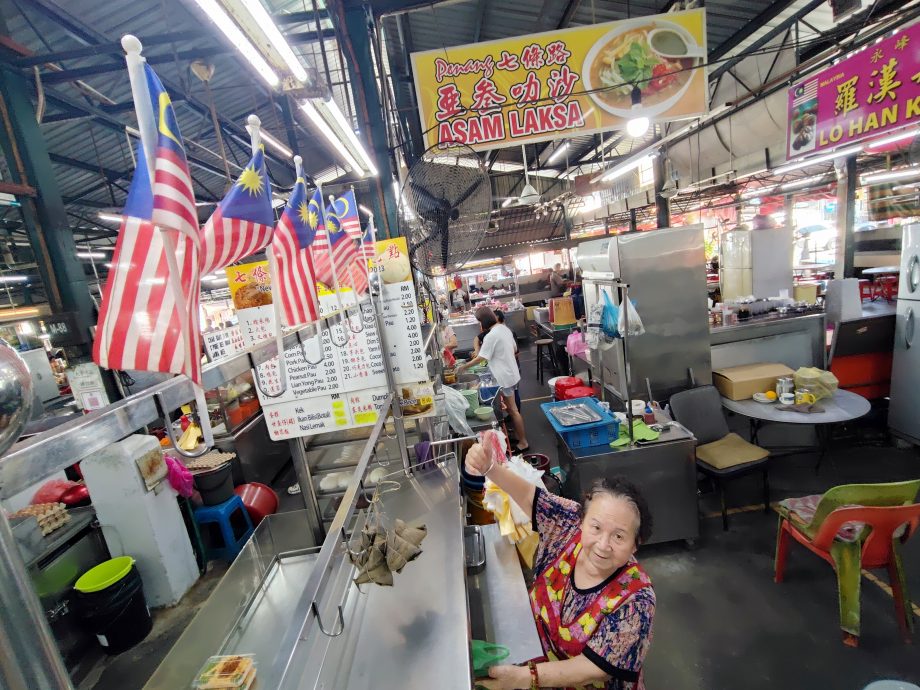 （大北马）国庆日挂国旗 90岁高龄阿嬷：爱国要敢敢表现