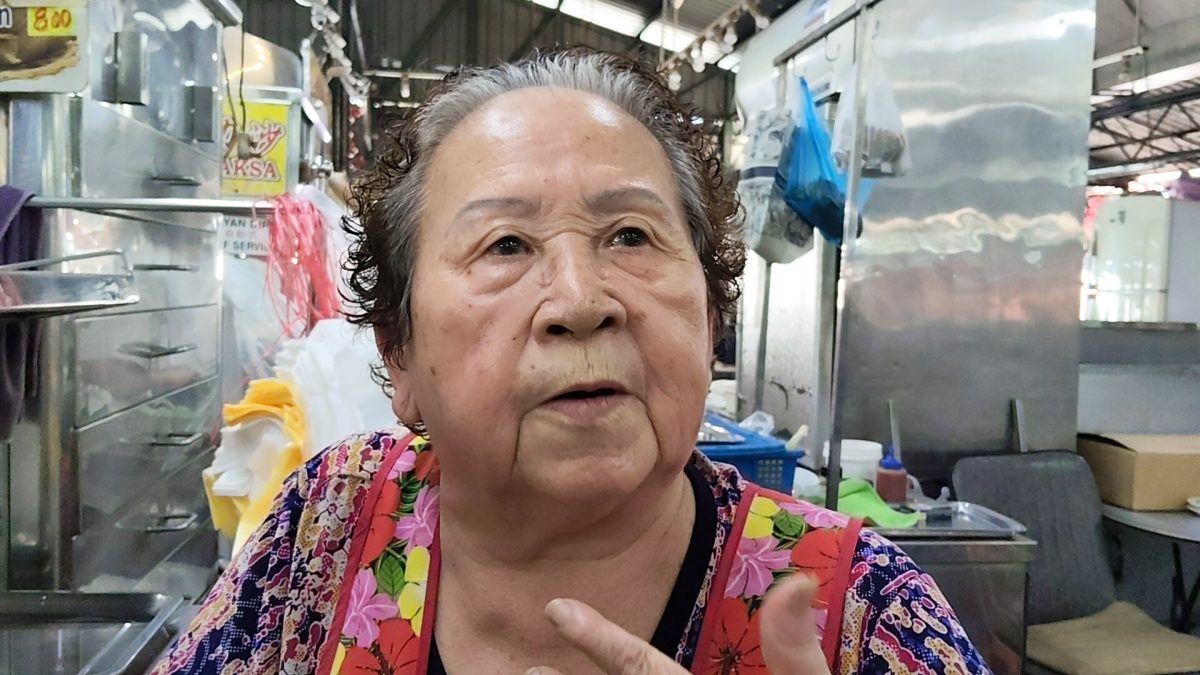 （大北马）国庆日挂国旗 90岁高龄阿嬷：爱国要敢敢表现