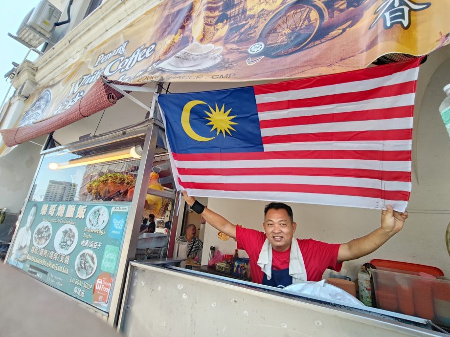 （大北马）国庆日挂国旗 90岁高龄阿嬷：爱国要敢敢表现