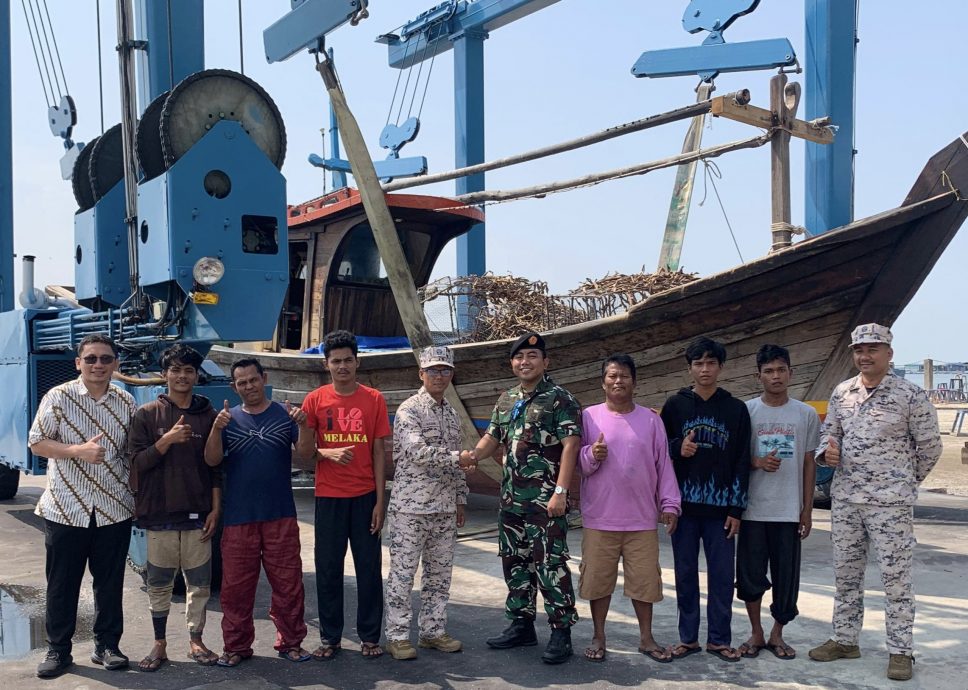 (大北马)天气恶劣渔船漂入大马海域,6印尼船员交予印驻槟总领馆