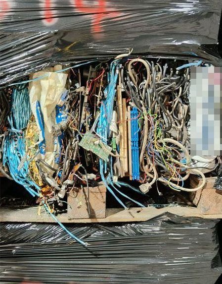 (大北马)执法员突击非法电子垃圾厂 扣押820万物品