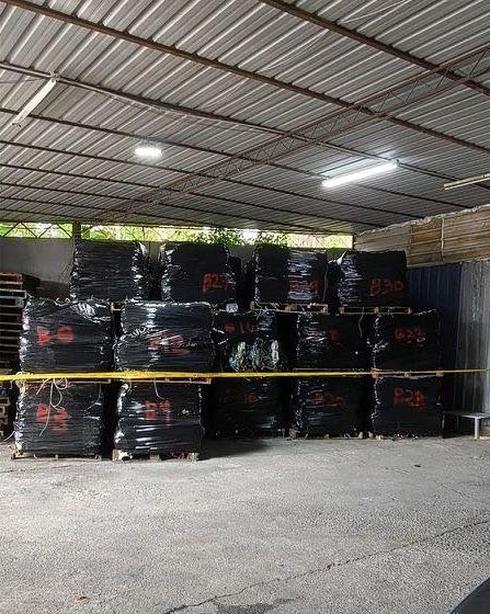 (大北马)执法员突击非法电子垃圾厂 扣押820万物品